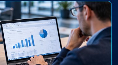 ROI: Business Case wird am Laptop mit Diagrammen belastbar gerechnet