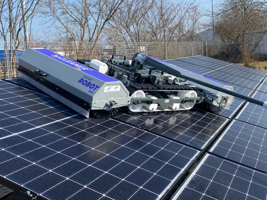 hyCLEANER solarROBOT pro im Einsatz auf einer PV-Anlage
