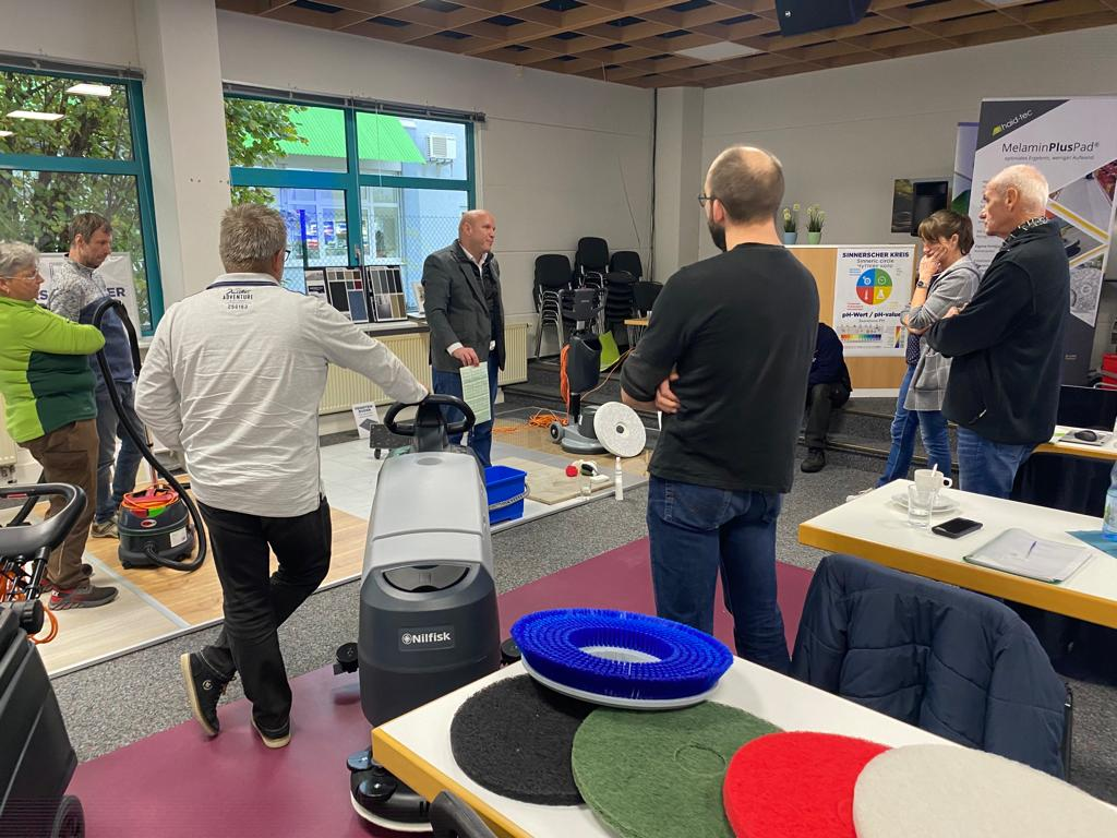Praxistraining an Scheuersaugmaschine mit Padkunde