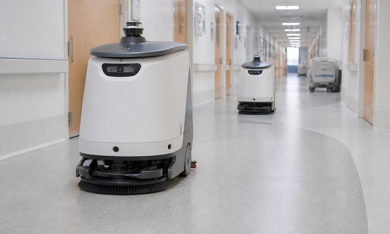 Mittelgroße autonome Scheuersaugroboter im Klinikflur