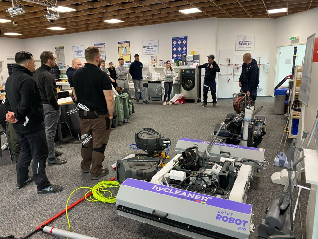 Praxistraining am hyCLEANER solarROBOT pro in der Solarakademie Erfurt